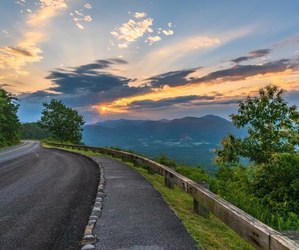 Immerse Yourself in the Vibrant Fall Foliage ⁢Along the Blue Ridge Parkway